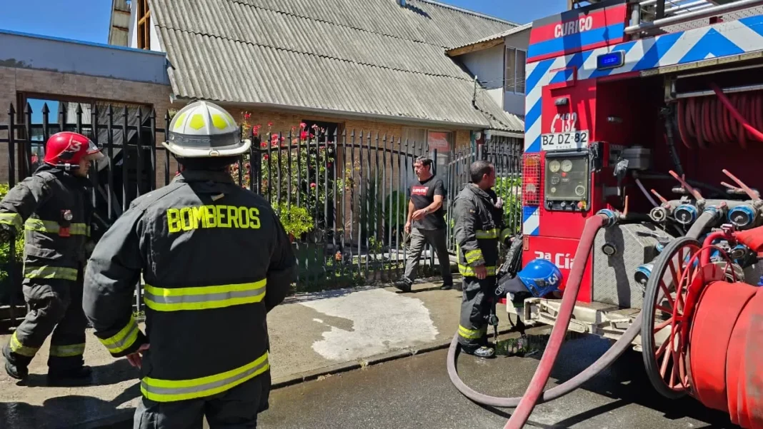 Incendio afectó a vivienda en sector Bombero Garrido en Curicó