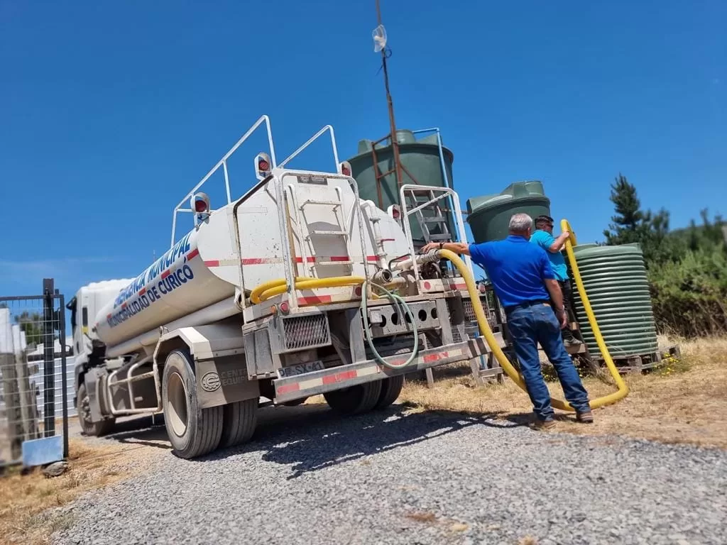 Municipalidad de Curicó continúa apoyo a la comuna de Teno con distribución de agua y aplicación de FIBEH