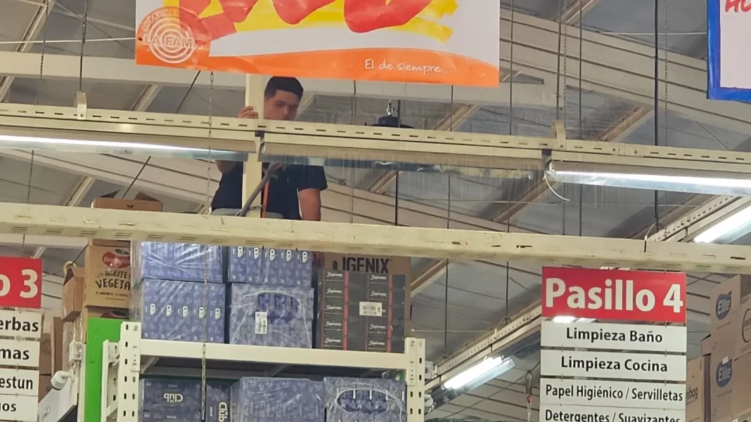 Trabajador trepó a góndolas en supermercado La Fama de Curicó en protesta por supuesto despido injustificado