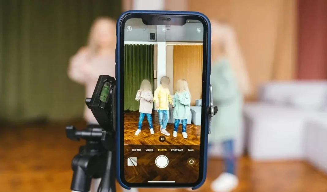 Revelan cómo algunos padres de niños influencers comercializan contenido casi erótico de sus hijos con otros adultos
