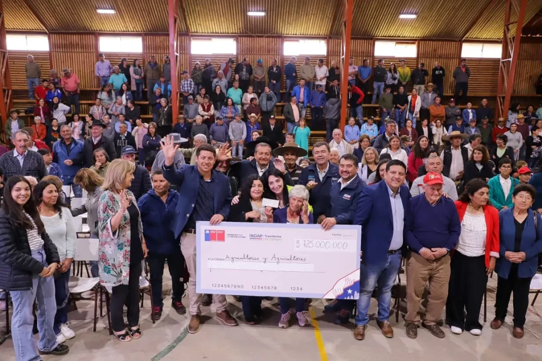 Entregan Recursos A Agricultores Afectados Por Inundaciones En Ceremonia Encabezada Por El Ministro De Agricultura En Vichuquen